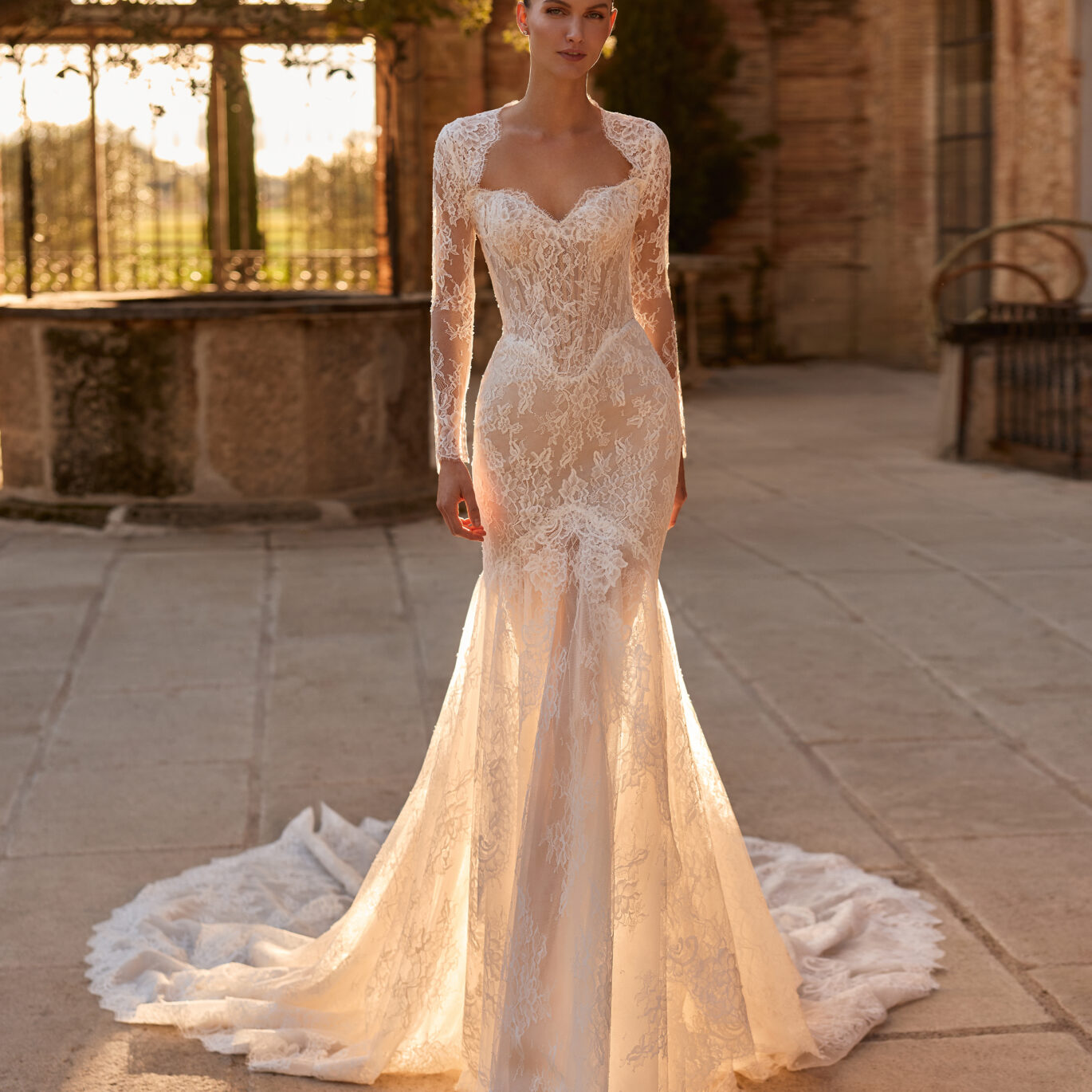 Νυφικό φόρεμα Pronovias Privée Alphey fit & flare από δαντέλα Chantilly με αποσπώμενο μπολερό ATHENAV Bridal