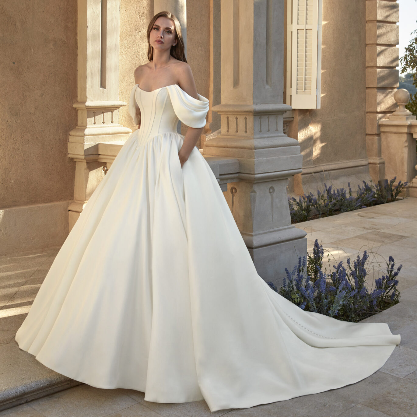 Νύφη που φοράει το San Patrick Anabela dress