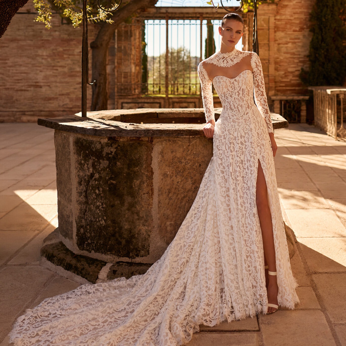 Νυφικό φόρεμα Pronovias Privée Augery Α γραμμή από δαντέλα Chantilly με αποσπώμενο μπούστο ATHENAV Bridal