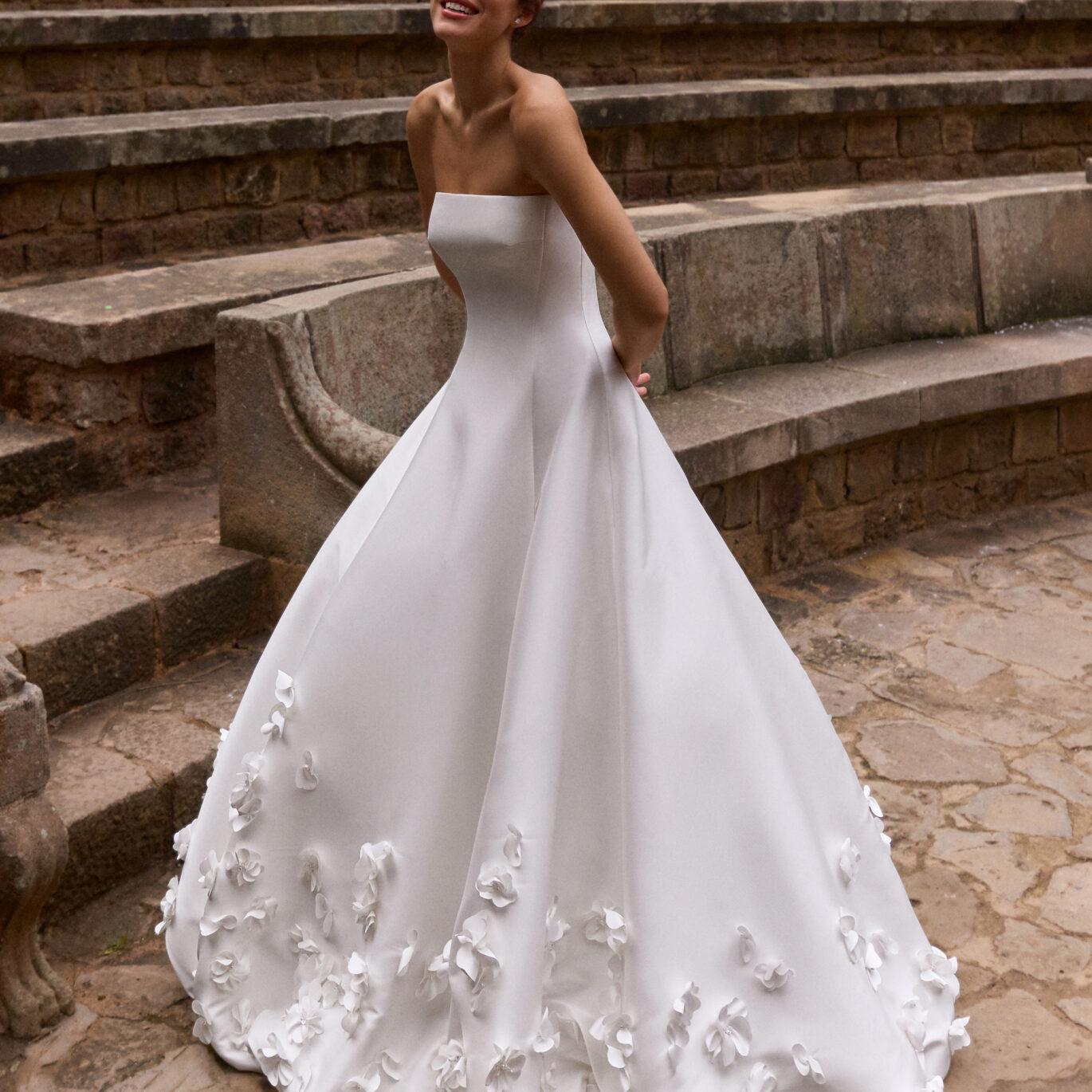 Νύφη που φοράει το Pronovias Catrey dress
