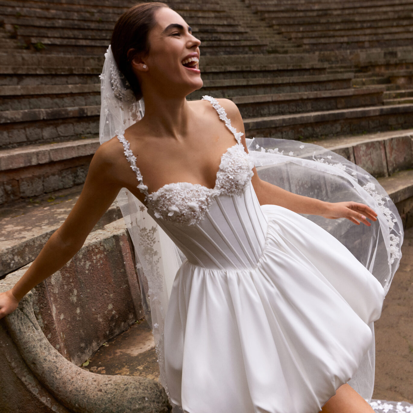 Νύφη που φοράει το Pronovias Cyane dress