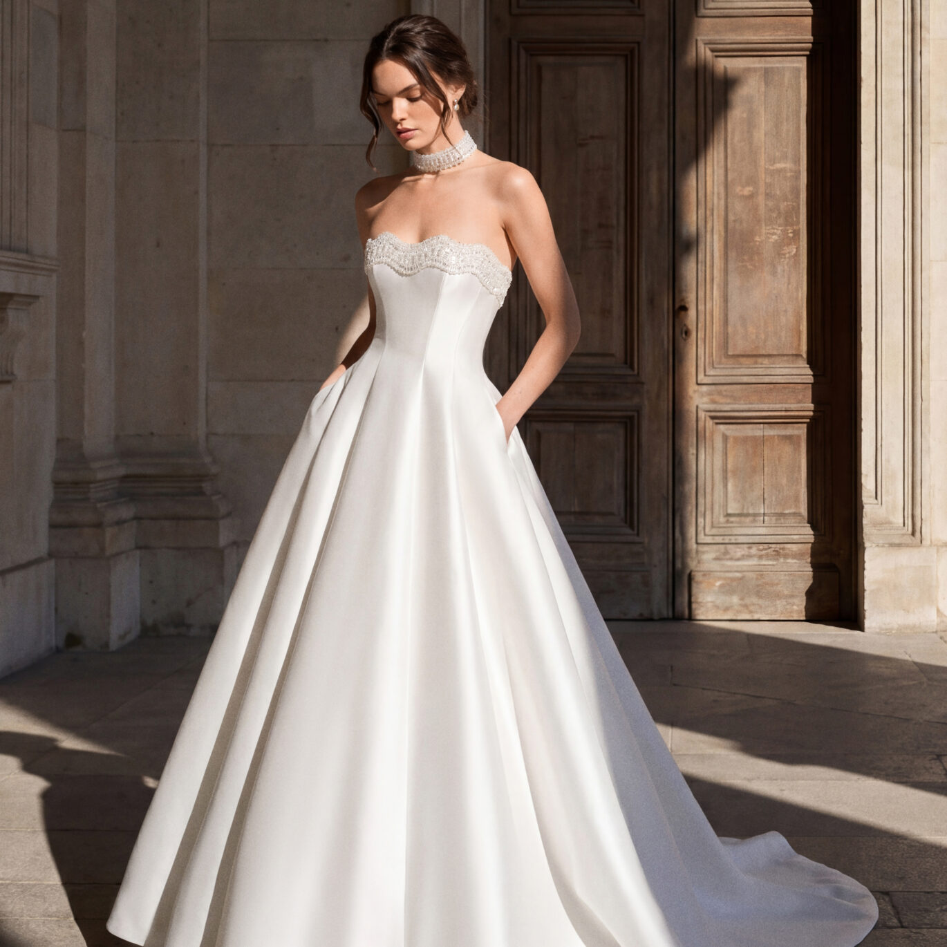 Νυφικό φόρεμα Pronovias Privée Dorixen πριγκιπικό ballgown από mikado με πέρλες και choker ATHENAV Bridal