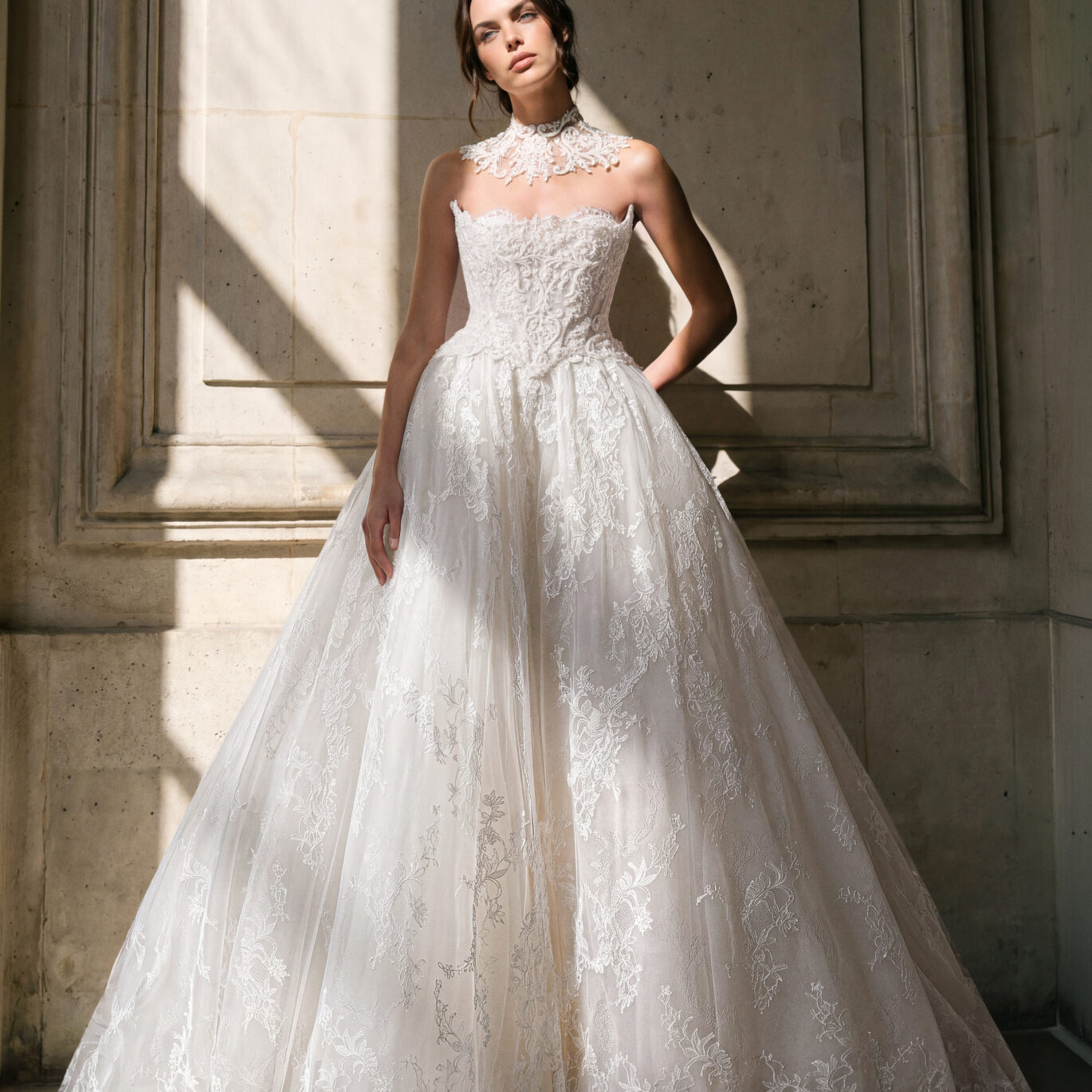 Νυφικό φόρεμα Pronovias Privée Eliare πριγκιπικό ballgown από δαντέλα με choker λαιμού ATHENAV Bridal