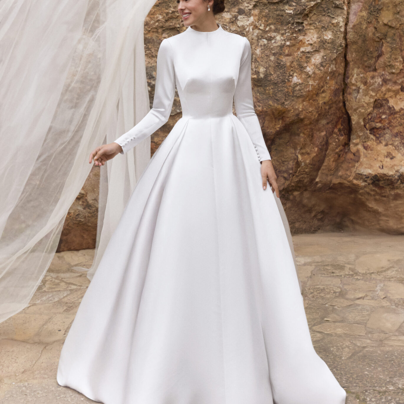 Νύφη που φοράει το Pronovias Erminda dress