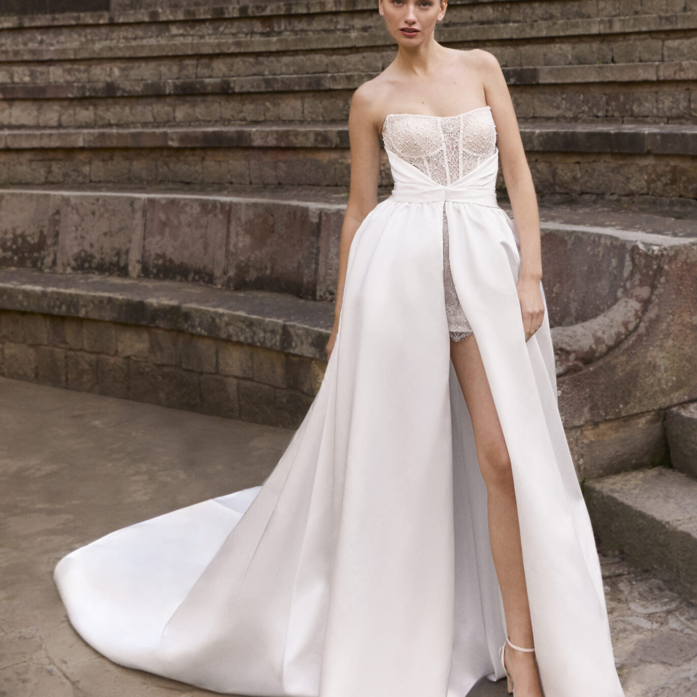 Νύφη που φοράει το Pronovias Etaga dress