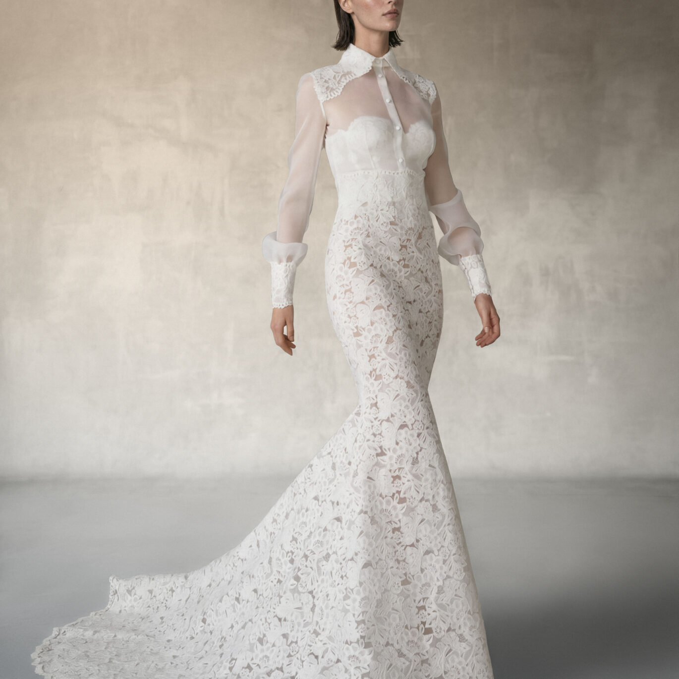 Νυφικό φόρεμα Atelier Pronovias Fadya γοργονέ με δαντέλα και αέρινα μανίκια ATHENAV Bridal