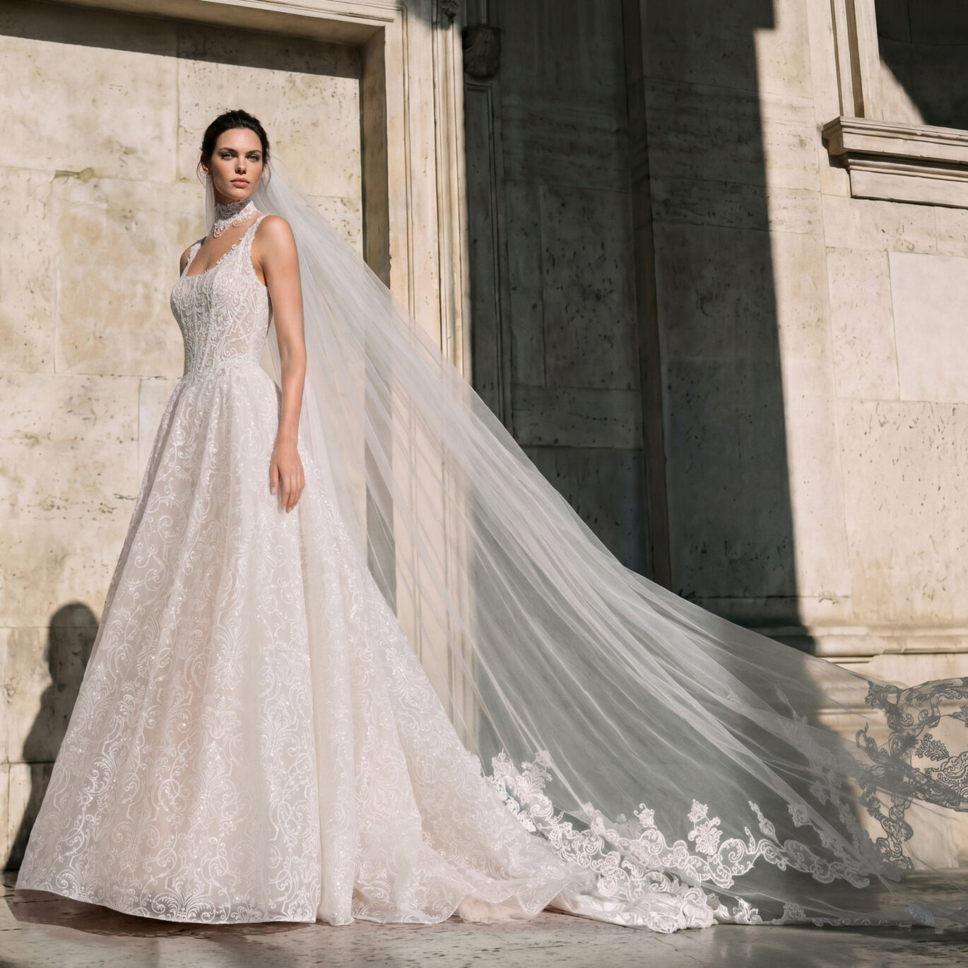 Νυφικό φόρεμα Pronovias Privée Fayriel πριγκιπικό ballgown από μπαρόκ δαντέλα με choker λαιμού ATHENAV Bridal
