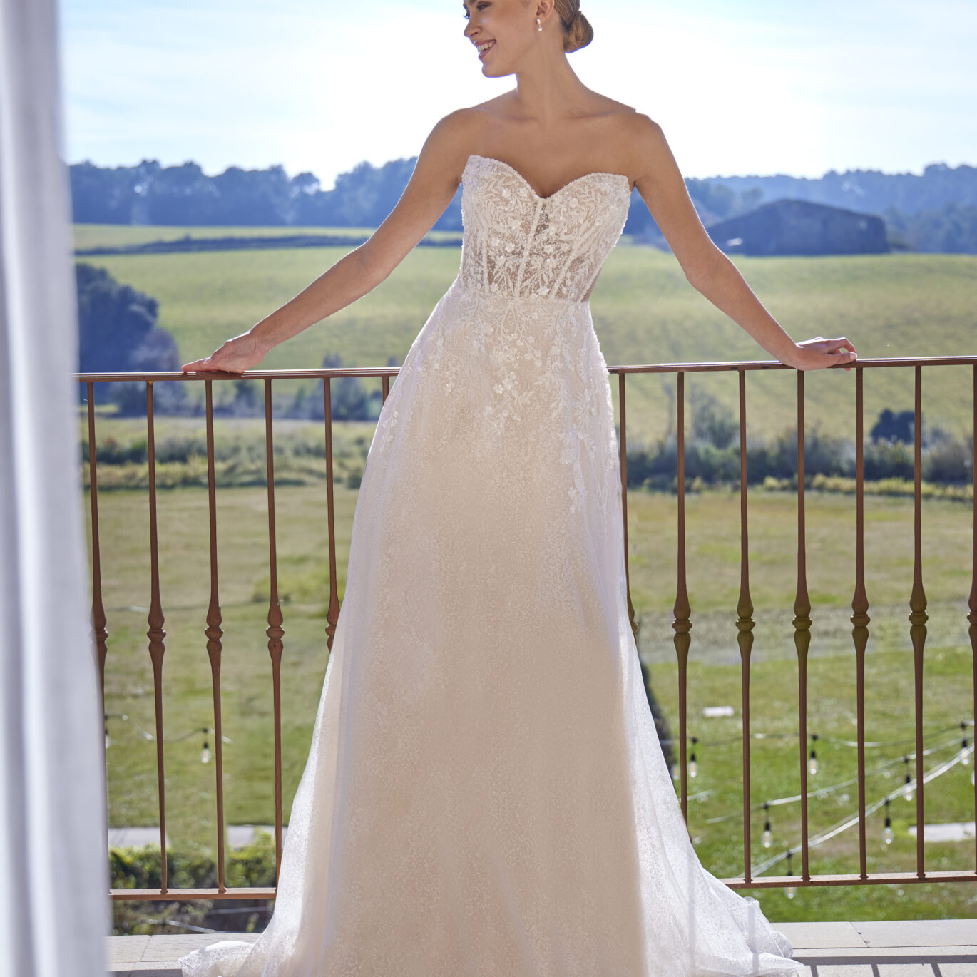 Νυφικό φόρεμα White One Fucus Α γραμμή strapless από τούλι με glitter και αποσπώμενα μανίκια ATHENAV Bridal