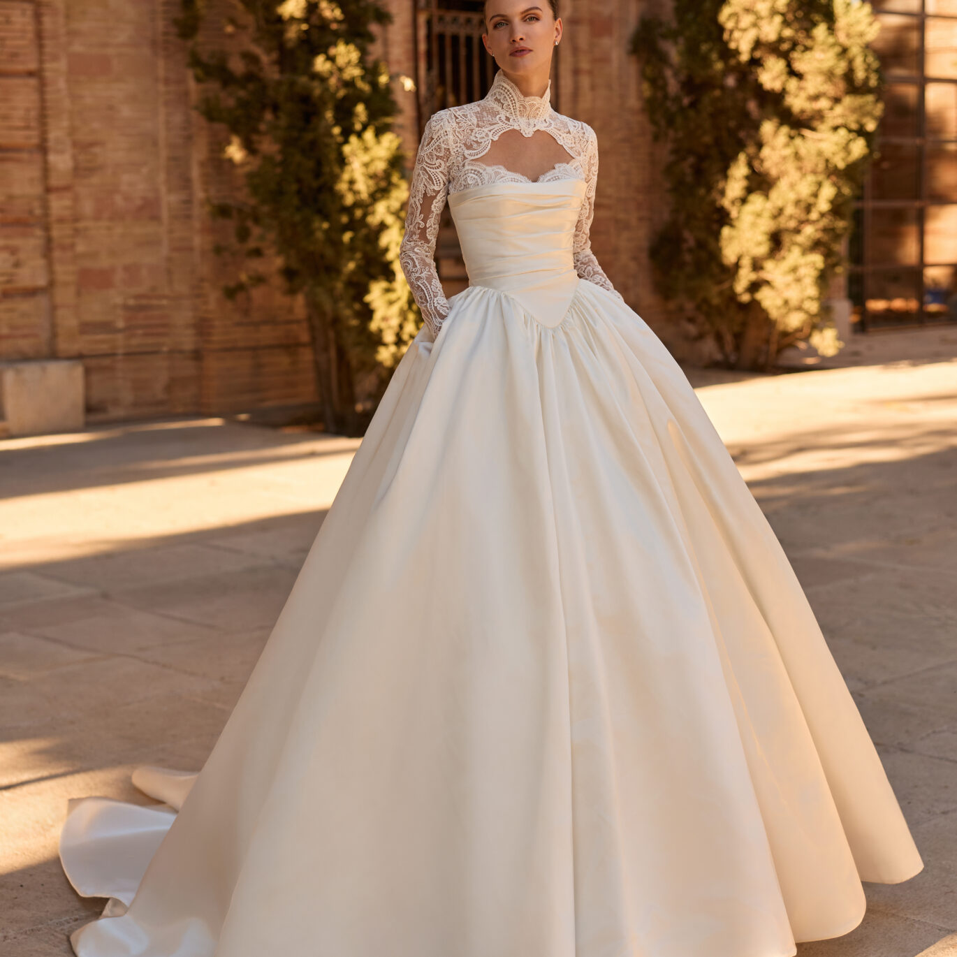 Νυφικό φόρεμα Pronovias Privée Hollys πριγκιπικό ballgown από σατέν και δαντέλα με μπολερό ATHENAV Bridal