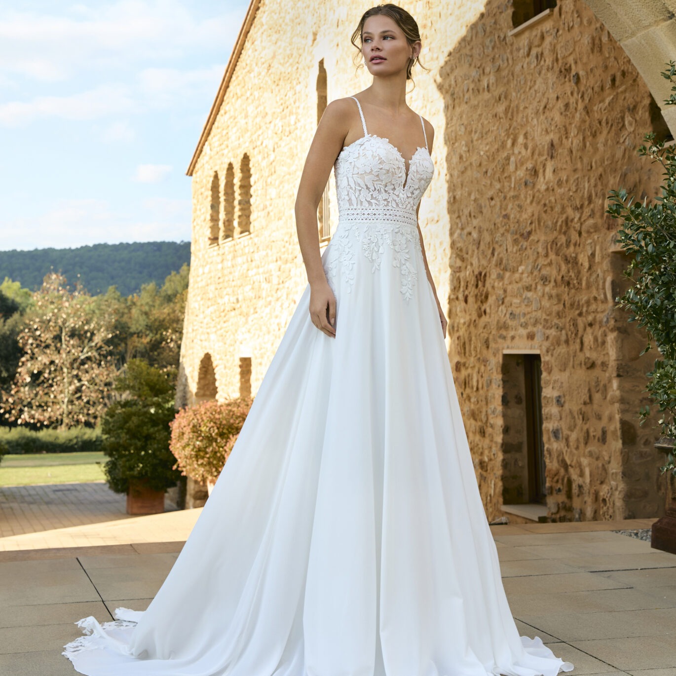 Νυφικό φόρεμα White One Inhaca Α γραμμή από georgette και δαντέλα ATHENAV Bridal