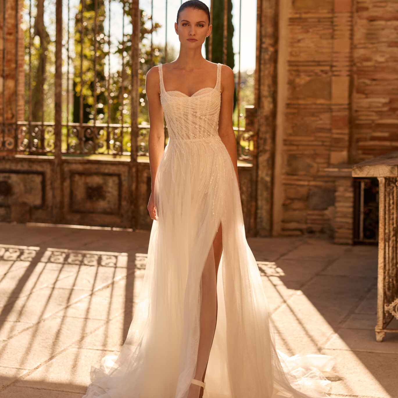 Νυφικό φόρεμα Pronovias Privée Katzey Α γραμμή από λαμπερό τούλι με σκίσιμο ATHENAV Bridal