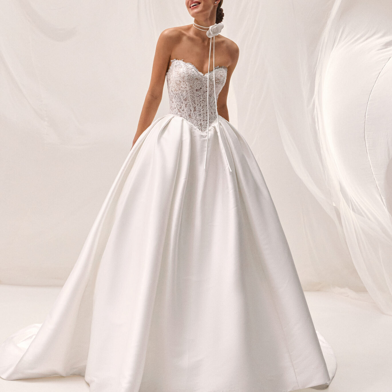 Νύφη που φοράει το Pronovias Nager dress