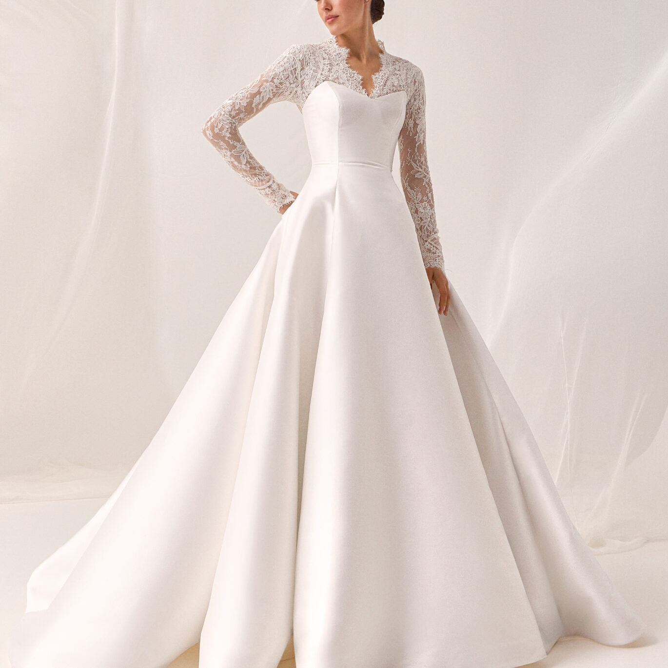 Νύφη που φοράει το Pronovias Nalton dress