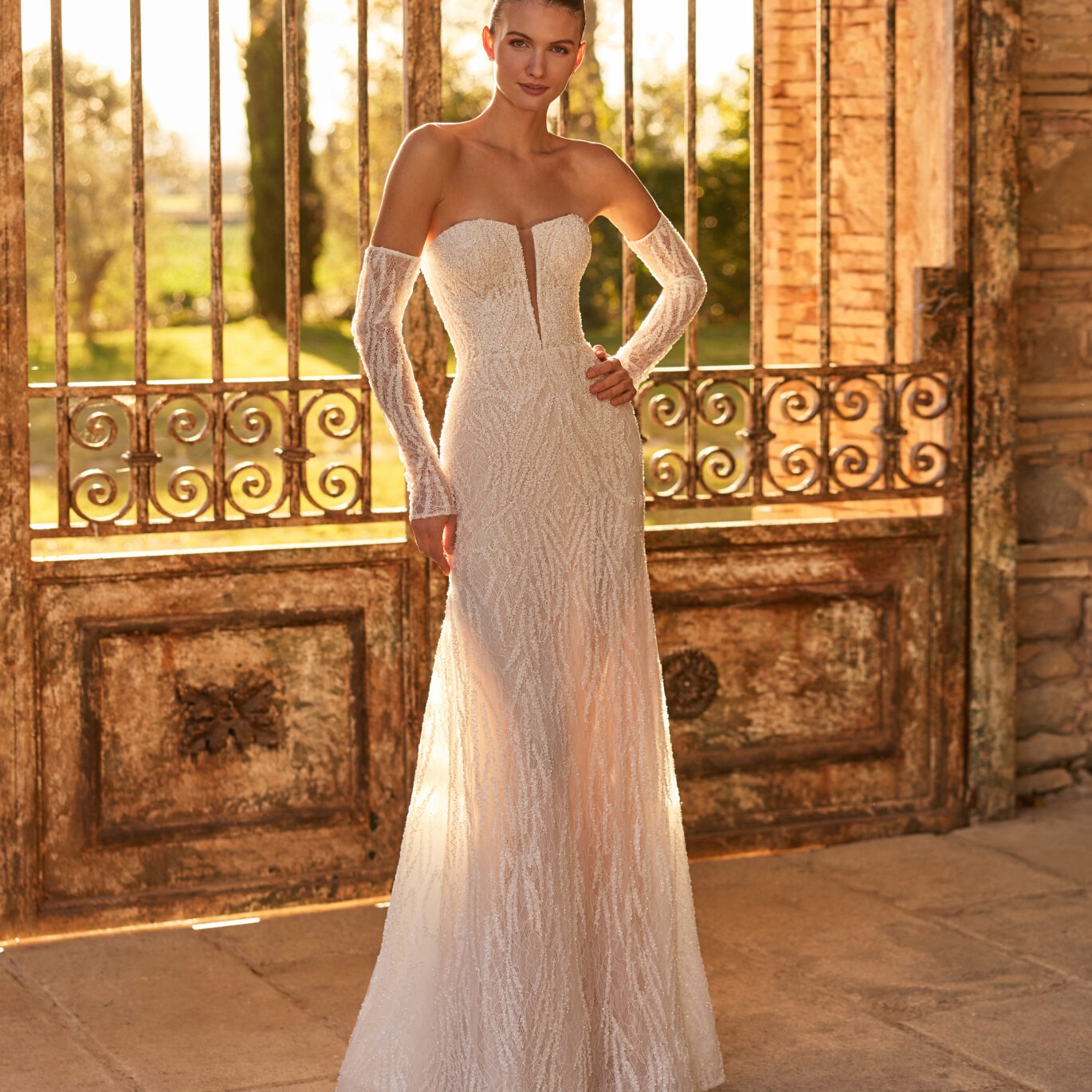 Νυφικό φόρεμα Pronovias Privée Normey γοργόνας από δαντέλα με αποσπώμενα μανίκια ATHENAV Bridal