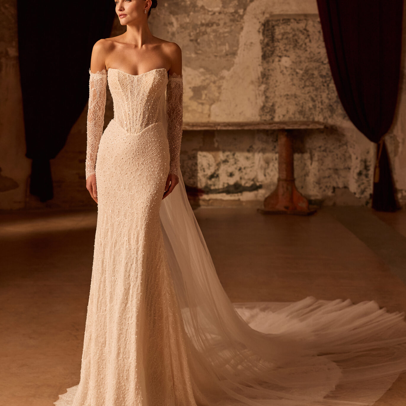 Νυφικό φόρεμα Pronovias Privée Peia γοργονέ από δαντέλα Chantilly με κάπα και μανίκια ATHENAV Bridal