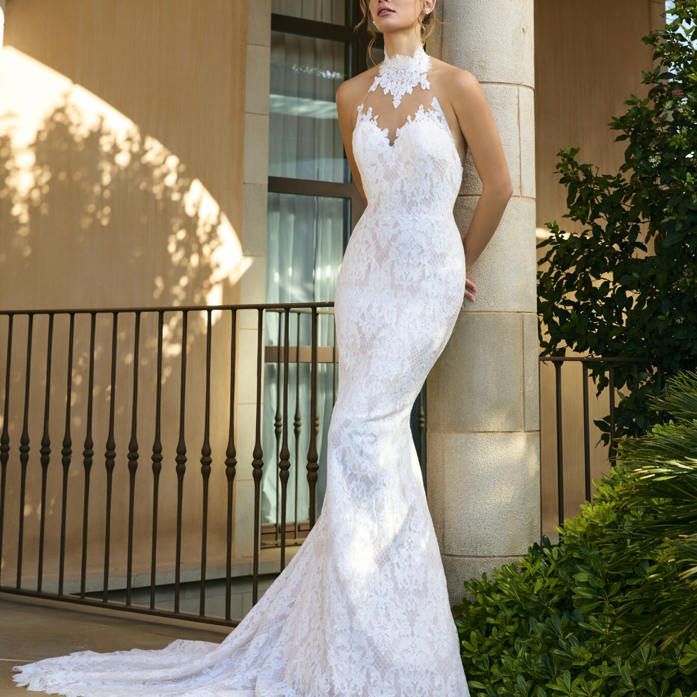 Νυφικό φόρεμα White One Salrosa γοργονέ από δαντέλα με halter λαιμόκοψη ATHENAV Bridal