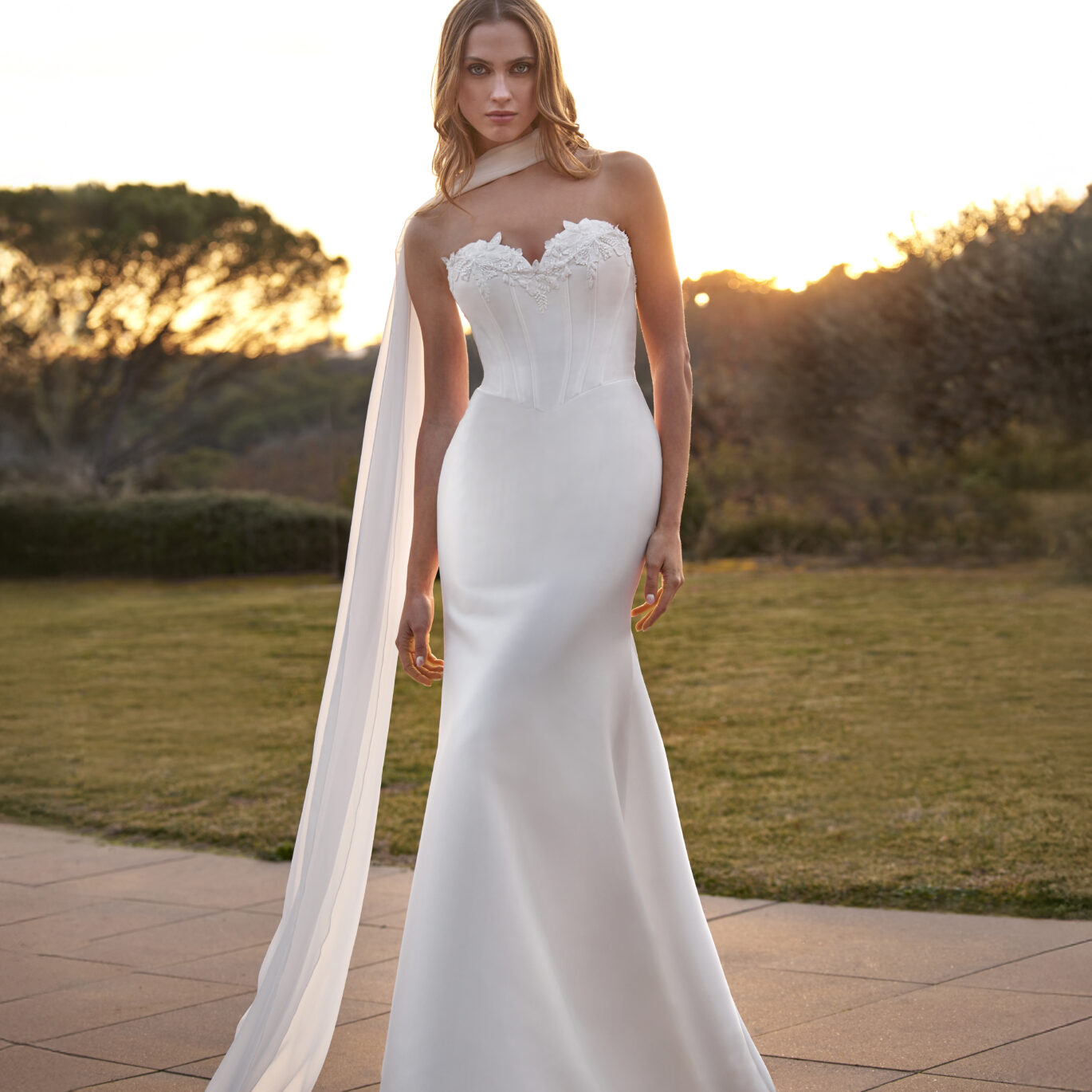 Νυφικό φόρεμα White One Scuva γοργονέ από mikado με strapless μπούστο ATHENAV Bridal