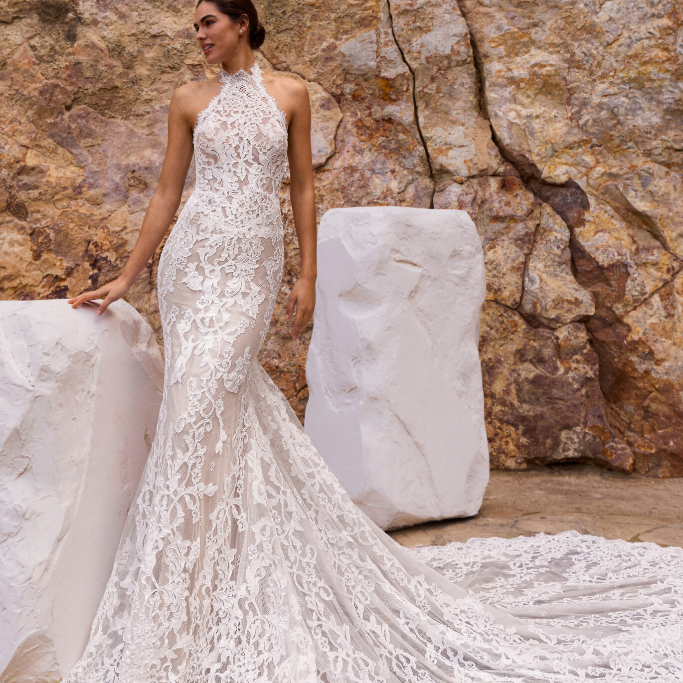 Νύφη που φοράει το Pronovias Collection Wonia dress